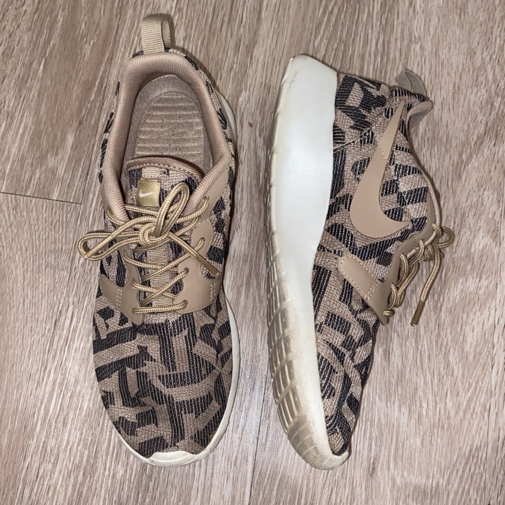 Nike Women’s Roshe Tan/Brown Pattern Sneakers